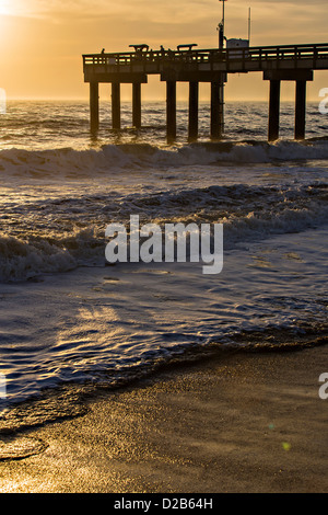 Le lever du soleil sur un quai de pêche sur la plage de St Augustine, en Floride. Banque D'Images