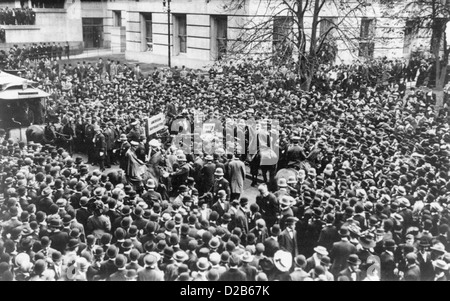 Foule d'entendre les suffragettes, le 28 octobre 1908 Banque D'Images