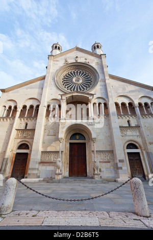 Vue de façade de la cathédrale de Modène, Italie médiévale Banque D'Images