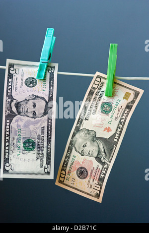 Cinq et dix billets dollar hung out to dry Banque D'Images