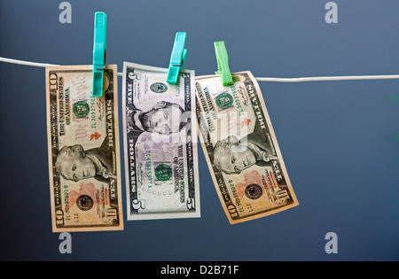 Cinq et dix billets dollar hung out to dry Banque D'Images