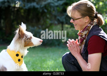 Berlin, Allemagne, les chiens physiothérapeute Petra Herrmann et son chien Sky Banque D'Images