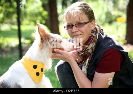 Berlin, Allemagne, les chiens physiothérapeute Petra Herrmann et son chien Sky Banque D'Images