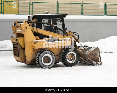 Enlever la neige de la route en hiver Banque D'Images