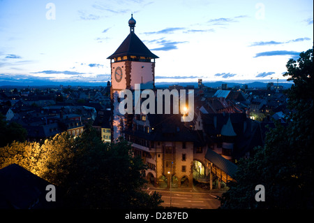 Freiburg, Allemagne, la tour de l'ancienne porte de la ville et les Souabes dans la lumière du soir Banque D'Images