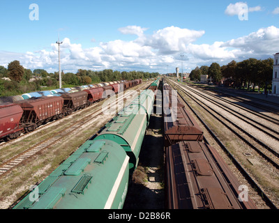 Les wagons de trains de marchandises sur les rails de la station Banque D'Images