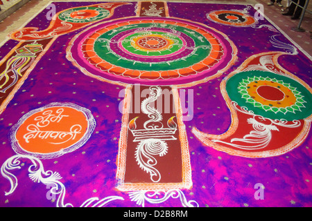 Rangoli colorés pendant Diwali festival, Maharashtra, Inde Banque D'Images