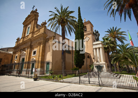 La basilique Santa Maria Assunta et la Grande Guerre Memorial à Alcamo, la Sicile. Banque D'Images