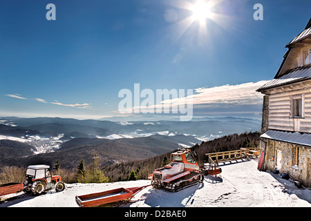 Station de ski dans les montagnes polonaises. Temps ensoleillé. Banque D'Images