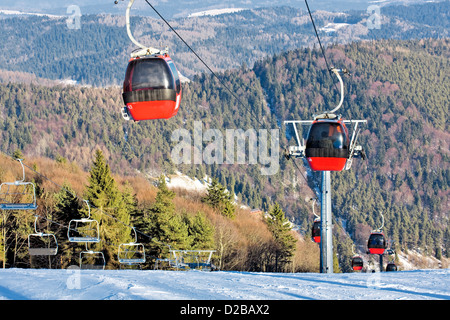 Station de ski de montagne polonaise. Gondole rouge. Banque D'Images