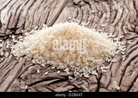 Poignée de riz sur une table en bois. Banque D'Images