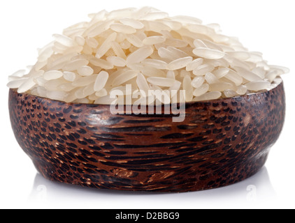 Riz non cuit dans un bol en bois sur un fond blanc. Banque D'Images