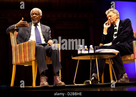 Kofi Annan, Secrétaire général de l'Organisation des Nations Unies (ONU), s'exprimant au Cadogan Hall avec l'écrivain et animateur William Shawcross. Banque D'Images