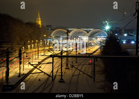 Kiel, Allemagne, la gare centrale de neige la nuit en hiver Banque D'Images