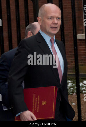 19/01/2013 Londres, Royaume-Uni. William Hague promenades à 10 Downing Street de présider une réunion de COBRA - le groupe de planification d'urgence du gouvernement sur la situation des otages en Algérie. Dix britanniques sont toujours portés disparus après que les militaires algériens ont pris d'assaut le bâtiment où l'état de siège est en cours. William Hague, Ministre des affaires étrangères, a déclaré que la crise algérienne demeurera la priorité absolue' pour 'jusqu'à ce que tous les ministres British national est pris en compte. Banque D'Images