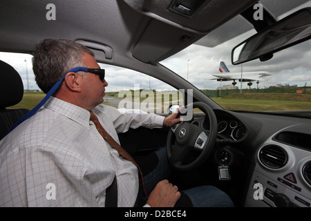 Paris, France, un homme détendu voiture lecteurs Banque D'Images