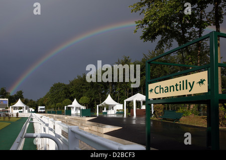 Chantilly, France, arc-en-ciel sur le Fuehrring l'hippodrome Banque D'Images