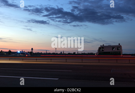 Berlin, Allemagne, voiture de police à l'aube sur l'autoroute A100 Banque D'Images