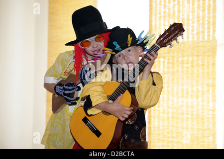 Berlin, Allemagne, habillé les enfants jouer de la guitare Banque D'Images