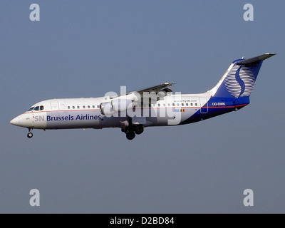 BAE Systems 146 Avro RJ100 OO-DWK Brussels Airlines à l'atterrissage à Zaventem Banque D'Images