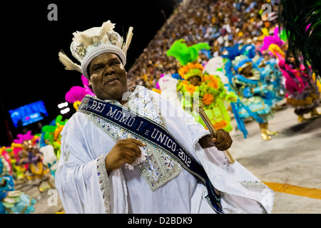 Le Roi Momo effectue durant le défilé du carnaval au sambadrome de Rio de Janeiro, Brésil. Banque D'Images