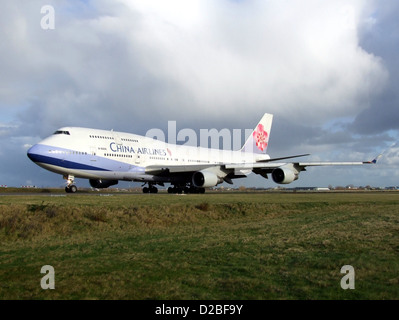Le Boeing 747-400, immatriculé B-18206, de China Airlines, est un gros avion commercial utilisé pour les vols internationaux. Il est connu pour ses capacités à long terme et sa capacité de passagers, exploitant des vols pour China Airlines. Banque D'Images
