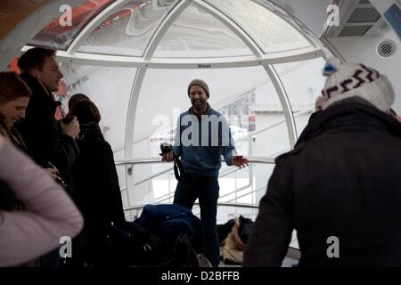 L'EDF Energy London Eye fait équipe avec le célèbre photographe Londonien Matt Stuart d'offrir une rotation sur le London Eye et une classe de photographie sur l'un des pods. Banque D'Images