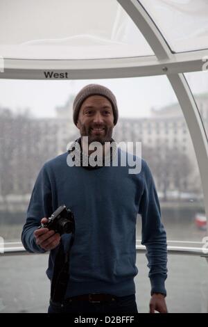 L'EDF Energy London Eye fait équipe avec le célèbre photographe Londonien Matt Stuart d'offrir une rotation sur le London Eye et une classe de photographie sur l'un des pods. Banque D'Images