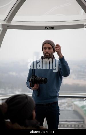 L'EDF Energy London Eye fait équipe avec le célèbre photographe Londonien Matt Stuart d'offrir une rotation sur le London Eye et une classe de photographie sur l'un des pods. Banque D'Images