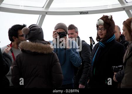 L'EDF Energy London Eye fait équipe avec le célèbre photographe Londonien Matt Stuart d'offrir une rotation sur le London Eye et une classe de photographie sur l'un des pods. Banque D'Images