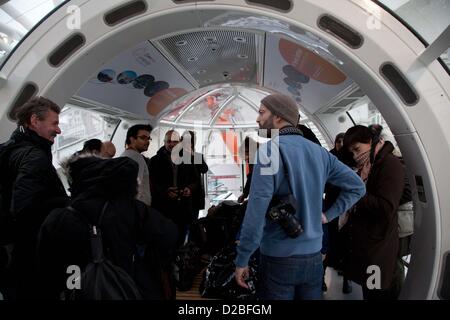 L'EDF Energy London Eye fait équipe avec le célèbre photographe Londonien Matt Stuart d'offrir une rotation sur le London Eye et une classe de photographie sur l'un des pods. Banque D'Images