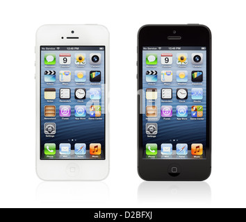 Les deux nouveaux noir et blanc Apple iPhone 5 avec un écran d'accueil sur isolated on white Banque D'Images