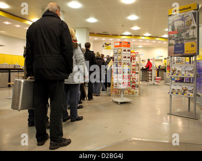 Berlin, Allemagne, la queue à une branche de la Postbank Banque D'Images