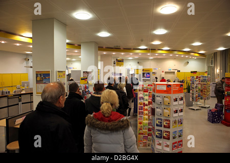 Berlin, Allemagne, la queue à une branche de la Postbank Banque D'Images