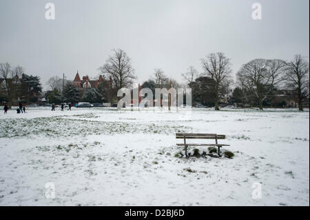 Au sud ouest de Londres. 19/1/13. Neige sur Wimbledon Common en temps gris bien que toutes les routes sont toujours claires. De plus la neige est prévue pour la région le dimanche 20 janvier. Banque D'Images