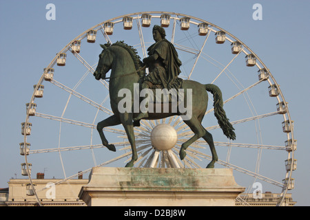 Statue équestre de Louis XIV en face de la grande roue, Place Bellecour, Lyon, France Banque D'Images