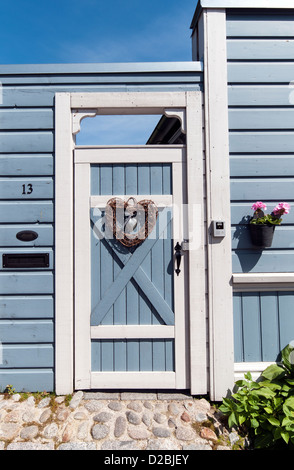 Porte en bois bleu pâle traditionnel avec une couronne en forme de coeur sur l'une des maisons dans le vieux Porvoo, Finlande Banque D'Images