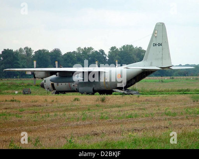 Le Lockheed C-130H Hercules CH-04 de l'armée de l'air belge est vu lors d'un événement de la journée des Spotters à la base aérienne Kleine Brogel en Belgique. Cet avion de transport militaire polyvalent est utilisé pour les missions de transport de fret et de troupes. Banque D'Images