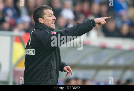 Hoffenheim entraîneur en chef Marco Kurz réagit au cours de la Bundesliga match de foot entre TSG 1899 Hoffenheim et Borussia Moenchengladbach au Rhein-Neckar-Arena de Berlin, Allemagne, 19 janvier 2013. Photo : UWE ANSPACH (ATTENTION : EMBARGO SUR LES CONDITIONS ! Le LDF permet la poursuite de l'utilisation de jusqu'à 15 photos uniquement (pas de photos ou vidéo-sequntial série similaire d'images admis) via internet et les médias en ligne pendant le match (y compris la mi-temps), prises à partir de l'intérieur du stade et/ou avant le début du match. Le LDF permet la libre transmission de l'enregistrement numérique Banque D'Images