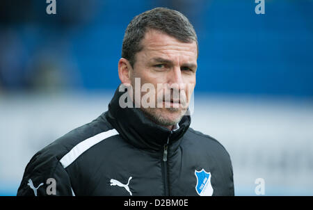 Hoffenheim entraîneur en chef Marco Kurz est perçu avant la Bundesliga match de foot entre TSG 1899 Hoffenheim et Borussia Moenchengladbach au Rhein-Neckar-Arena de Berlin, Allemagne, 19 janvier 2013. Photo : UWE ANSPACH (ATTENTION : EMBARGO SUR LES CONDITIONS ! Le LDF permet la poursuite de l'utilisation de jusqu'à 15 photos uniquement (pas de photos ou vidéo-sequntial série similaire d'images admis) via internet et les médias en ligne pendant le match (y compris la mi-temps), prises à partir de l'intérieur du stade et/ou avant le début du match. Le LDF permet la libre transmission de l'enregistremen numérisés Banque D'Images