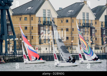 Star Class bateaux sont couru par 20 marins olympique et championne du monde - notamment une triple médaillée olympique Iain Percy, double médaillée olympique Andrew Simpson, médaillés olympiques, Pippa Wilson, Ian Walker, Luke Patience et Xavier Rohart . Ils utilisent des bateaux à voiles conçu par un éventail d'artistes - Eine (voir pas mal), Julian Opie (lignes noires voile blanche) , Goldie (rose de la voile avec visage) et David Begbie (noir et blanc). C'est la première fois que la voile et l'art n'a été réuni dans une série de match racing. Le London Boat Show, Excel Centre, Docklands, London, UK 19 janvier 2013. Banque D'Images