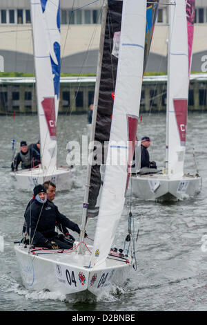 Star Class bateaux sont couru par 20 marins olympique et championne du monde - notamment une triple médaillée olympique Iain Percy, double médaillée olympique Andrew Simpson, médaillés olympiques, Pippa Wilson, Ian Walker, Luke Patience et Xavier Rohart . Ils utilisent des bateaux à voiles conçu par un éventail d'artistes - Eine (voir pas mal), Julian Opie (lignes noires voile blanche) , Goldie (rose de la voile avec visage) et David Begbie (noir et blanc). C'est la première fois que la voile et l'art n'a été réuni dans une série de match racing. Le London Boat Show, Excel Centre, Docklands, London, UK 19 janvier 2013. Banque D'Images