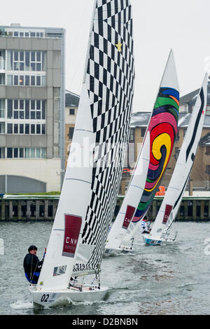 Star Class bateaux sont couru par 20 marins olympique et championne du monde - notamment une triple médaillée olympique Iain Percy, double médaillée olympique Andrew Simpson, médaillés olympiques, Pippa Wilson, Ian Walker, Luke Patience et Xavier Rohart . Ils utilisent des bateaux à voiles conçu par un éventail d'artistes - Eine (voir pas mal), Julian Opie (lignes noires voile blanche) , Goldie (rose de la voile avec visage) et David Begbie (noir et blanc). C'est la première fois que la voile et l'art n'a été réuni dans une série de match racing. Le London Boat Show, Excel Centre, Docklands, London, UK 19 janvier 2013. Banque D'Images