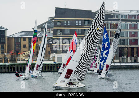 Star Class bateaux sont couru par 20 marins olympique et championne du monde - notamment une triple médaillée olympique Iain Percy, double médaillée olympique Andrew Simpson, médaillés olympiques, Pippa Wilson, Ian Walker, Luke Patience et Xavier Rohart . Ils utilisent des bateaux à voiles conçu par un éventail d'artistes - Eine (voir pas mal), Julian Opie (lignes noires voile blanche) , Goldie (rose de la voile avec visage) et David Begbie (noir et blanc). C'est la première fois que la voile et l'art n'a été réuni dans une série de match racing. Le London Boat Show, Excel Centre, Docklands, London, UK 19 janvier 2013. Banque D'Images