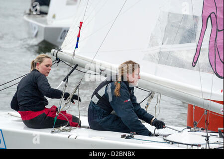 Star Class bateaux sont couru par 20 marins olympique et championne du monde - notamment une triple médaillée olympique Iain Percy, double médaillée olympique Andrew Simpson, médaillés olympiques, Pippa Wilson (en bateau avec stilettos sur sail), Ian Walker, Luke Patience et Xavier Rohart . Ils utilisent des bateaux à voiles conçu par un éventail d'artistes - Eine, Julian Opie, Goldie et David Begbie. C'est la première fois que la voile et l'art n'a été réuni dans une série de match racing. Le London Boat Show, Excel Centre, Docklands, London, UK 19 janvier 2013. Banque D'Images