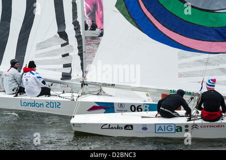 Star Class bateaux sont couru par 20 marins olympique et championne du monde - notamment une triple médaillée olympique Iain Percy, double médaillée olympique Andrew Simpson, médaillés olympiques, Pippa Wilson, Ian Walker, Luke Patience et Xavier Rohart . Ils utilisent des bateaux à voiles conçu par un éventail d'artistes - Eine (voir pas mal), Julian Opie (lignes noires voile blanche) , Goldie (rose de la voile avec visage) et David Begbie (noir et blanc). C'est la première fois que la voile et l'art n'a été réuni dans une série de match racing. Le London Boat Show, Excel Centre, Docklands, London, UK 19 janvier 2013. Banque D'Images