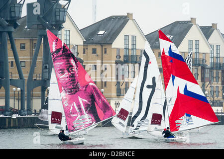 Star Class bateaux sont couru par 20 marins olympique et championne du monde - notamment une triple médaillée olympique Iain Percy, double médaillée olympique Andrew Simpson, médaillés olympiques, Pippa Wilson, Ian Walker, Luke Patience et Xavier Rohart . Ils utilisent des bateaux à voiles conçu par un éventail d'artistes - Eine (voir pas mal), Julian Opie (lignes noires voile blanche) , Goldie (rose de la voile avec visage) et David Begbie (noir et blanc). C'est la première fois que la voile et l'art n'a été réuni dans une série de match racing. Le London Boat Show, Excel Centre, Docklands, London, UK 19 janvier 2013. Banque D'Images