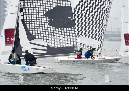 Star Class bateaux sont couru par 20 marins olympique et championne du monde - notamment une triple médaillée olympique Iain Percy, double médaillée olympique Andrew Simpson, médaillés olympiques, Pippa Wilson, Ian Walker, Luke Patience et Xavier Rohart . Ils utilisent des bateaux à voiles conçu par un éventail d'artistes - Eine (voir pas mal), Julian Opie (lignes noires voile blanche) , Goldie (rose de la voile avec visage) et David Begbie (noir et blanc). C'est la première fois que la voile et l'art n'a été réuni dans une série de match racing. Le London Boat Show, Excel Centre, Docklands, London, UK 19 janvier 2013. Banque D'Images