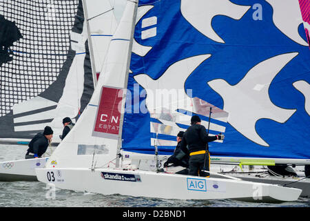 Star Class bateaux sont couru par 20 marins olympique et championne du monde - notamment une triple médaillée olympique Iain Percy, double médaillée olympique Andrew Simpson, médaillés olympiques, Pippa Wilson, Ian Walker, Luke Patience et Xavier Rohart . Ils utilisent des bateaux à voiles conçu par un éventail d'artistes - Eine (voir pas mal), Julian Opie (lignes noires voile blanche) , Goldie (rose de la voile avec visage) et David Begbie (noir et blanc). C'est la première fois que la voile et l'art n'a été réuni dans une série de match racing. Le London Boat Show, Excel Centre, Docklands, London, UK 19 janvier 2013. Banque D'Images