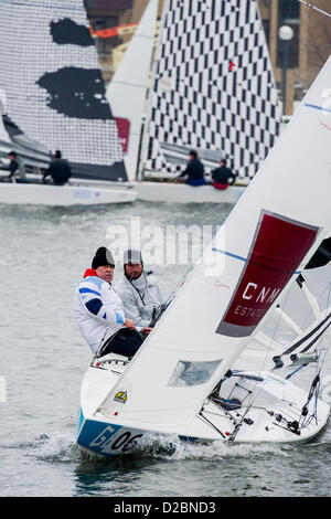 Star Class bateaux sont couru par 20 marins olympique et championne du monde - notamment une triple médaillée olympique Iain Percy (photo C), double médaillée olympique Andrew Simpson (photo C), médaillés olympiques, Pippa Wilson, Ian Walker, Luke Patience et Xavier Rohart . Ils utilisent des bateaux à voiles conçu par un éventail d'artistes - Eine, Julian Opie, Goldie et David Begbie. C'est la première fois que la voile et l'art n'a été réuni dans une série de match racing. Le London Boat Show, Excel Centre, Docklands, London, UK 19 janvier 2013. Banque D'Images